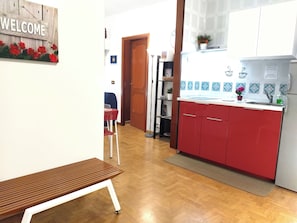 Frigorífico, microondas, horno y placa de cocina