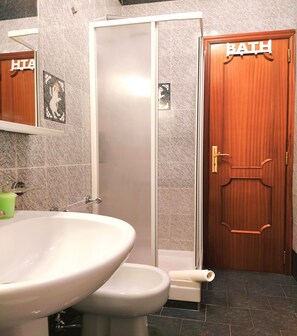Douche, articles de toilette écologiques, sèche-cheveux, bidet