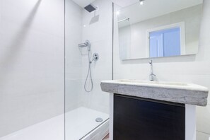 Douche, sèche-cheveux, bidet, serviettes fournies