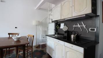 KylskÄp, mikrovÄgsugn, spishÀll och kaffe- och tebryggare