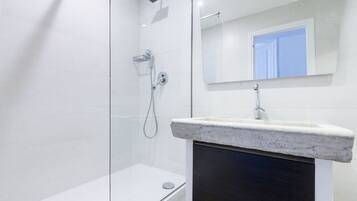 Dusj, hårføner, bidé og håndklær