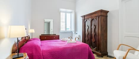 3 chambres, fer et planche à repasser, Wi-Fi, draps fournis