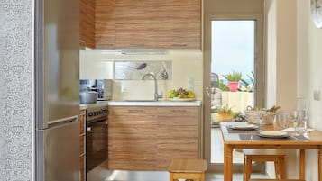 Kühlschrank, Mikrowelle, Ofen, Herdplatte