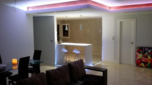 In the center / Air conditioning / WIFI / PARKING / FOOTBALL / NETFLIX / offer