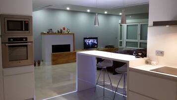 Een koelkast, een magnetron, een oven, een kookplaat