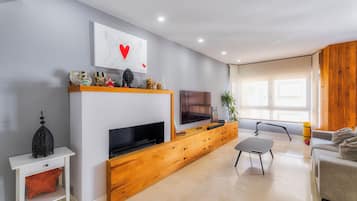 Fernseher, Kamin, Videospiele, DVD-Player