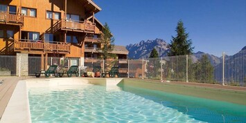 piscine privée dans la résidence ouverte l'été en juillet & aout