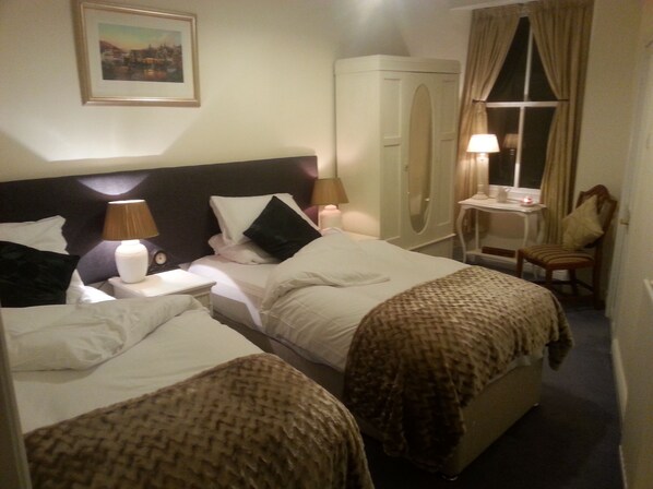 1 bedroom, iron/ironing board, free WiFi, bed sheets - Foxgloves, Windermere Centre *Lakes Breaks* (Windermere)