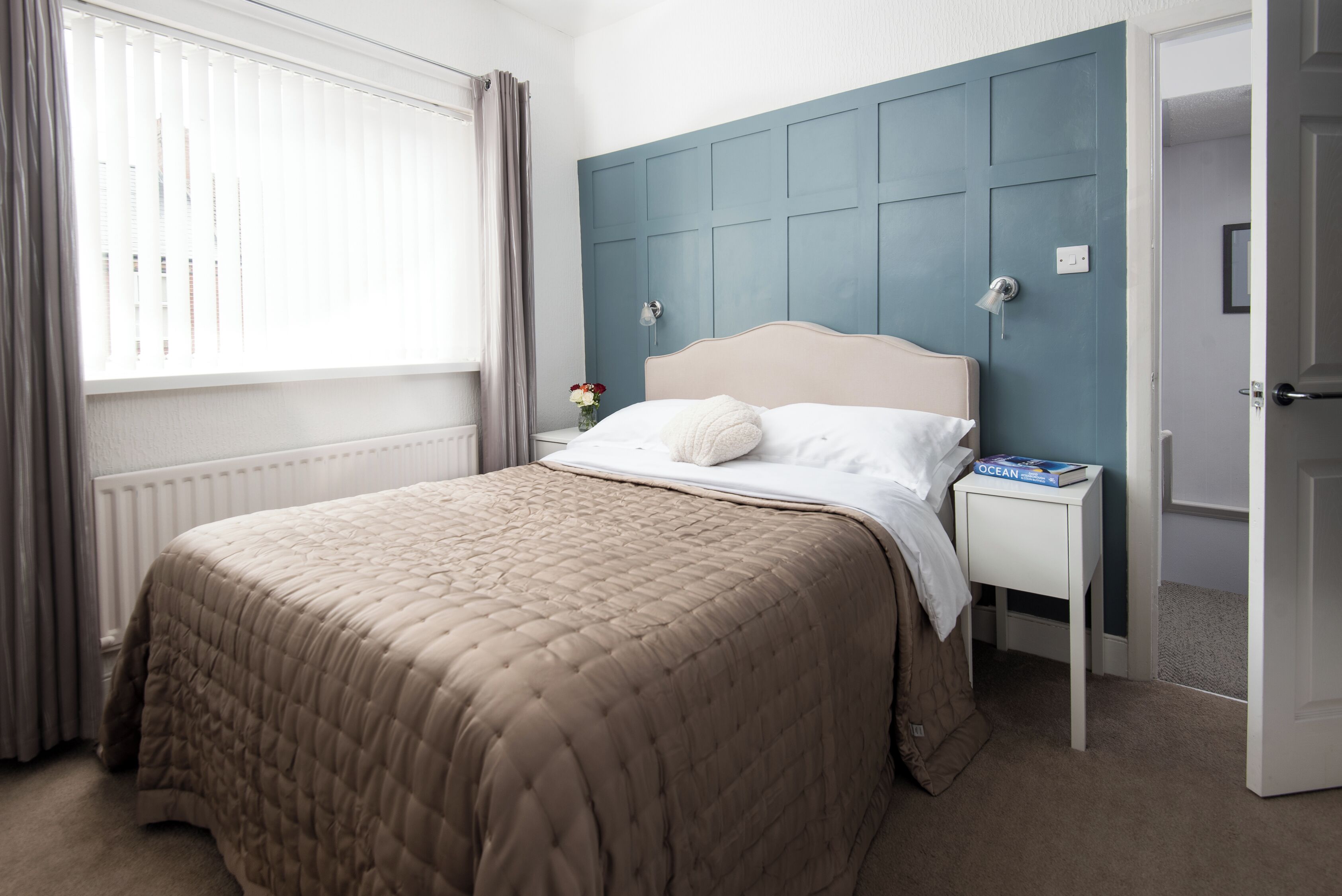 2 quartos, escrivaninha, ferros/tábuas de passar roupa