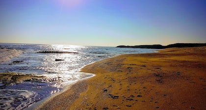 Sauberes und komfortables Haus 50 m vom Strand entfernt. Kostenlose Parkplätze und WIFI. Schlaf bis zu 6.