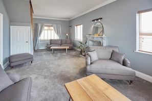 Luxury House, 3 Bedrooms, Sea View, Beachfront | Living room