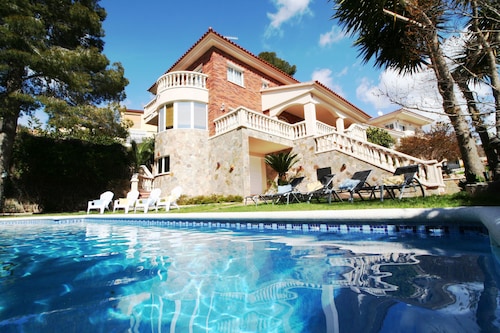 Beautiful holiday villa in Calafell with private pool