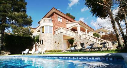 Lomasi yksityisellä uima-altaalla Calafellissa, Costa Doradassa