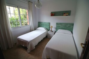 4 chambres, coffre-fort, bureau, fer et planche à repasser