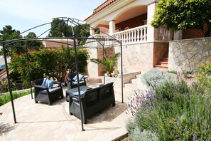 Property grounds - Beautiful holiday villa in Calafell with private pool (Calafell)
