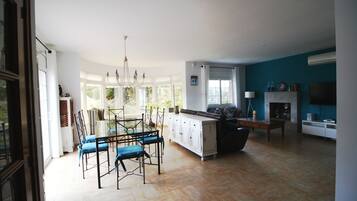 Een smart-tv, een open haard, een dvd-speler en tafelvoetbal