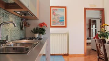 Fridge, oven, stovetop, coffee/tea maker