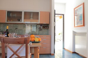 Fridge, oven, stovetop, coffee/tea maker