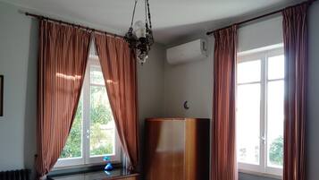 2 habitaciones, escritorio y tabla de planchar con plancha