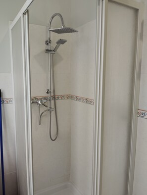 Een douche, een haardroger, een bidet, handdoeken