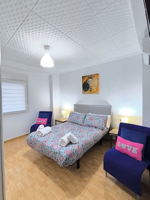 2 chambres, bureau, fer et planche Ă repasser, lit parapluie