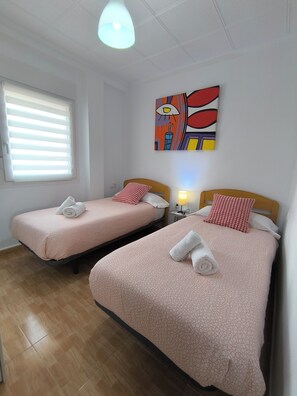 2 Schlafzimmer, Schreibtisch, schallisolierte Zimmer