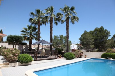 Tranquil and spacious villa, convenient location 3-5 mins' walk to all amenities