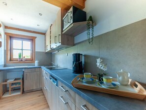 Fridge, microwave, oven, stovetop - Apartment in Kirchberg near Ski Bus (Kirchberg in Tirol)