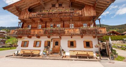 Huoneisto kauniissa maalaistalossa Itävallan puuhella