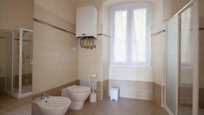 Shower, hair dryer, bidet, towels - Family House La Spezia, 5Lands by train (La Spezia)
