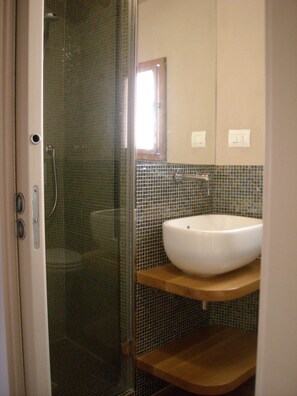 Dusche, Haartrockner, Bidet, Handtücher