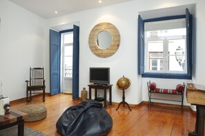 TV, books, stereo - MAGNIFICENT APT CITY CENTER BLUES BROTHERS TERRACE (Lisboa)
