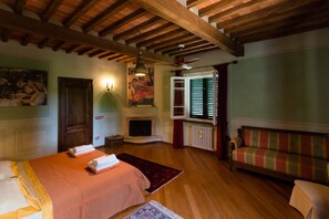 3 habitaciones, tabla de planchar con plancha, internet y ropa de cama