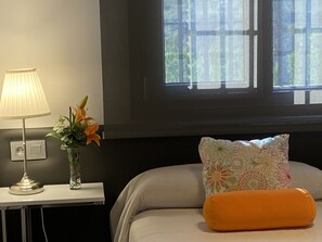 3 habitaciones, tabla de planchar con plancha y cuna de viaje