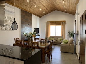 Smart TV, chimenea, reproductor de DVD, estéreo