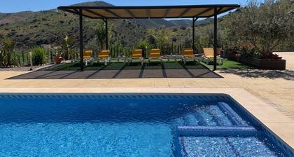 Ylellinen huvila yksityinen uima-allas upealla näköalalla ja ilmainen WiFi