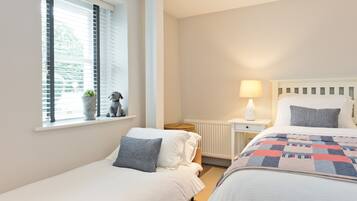 4 chambres, bureau, fer et planche Ă  repasser, lit parapluie