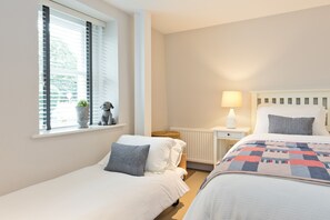 4 bedrooms, desk, iron/ironing board, free WiFi