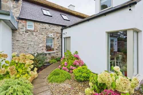 A Unique Thatched Cottage close to Newgrange & Dublin Airport