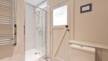 Combined shower/bathtub, hair dryer, towels, soap