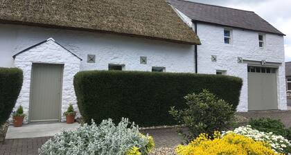 A Unique Thatched Cottage close to Newgrange & Dublin Airport