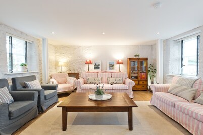 A Unique Thatched Cottage close to Newgrange & Dublin Airport