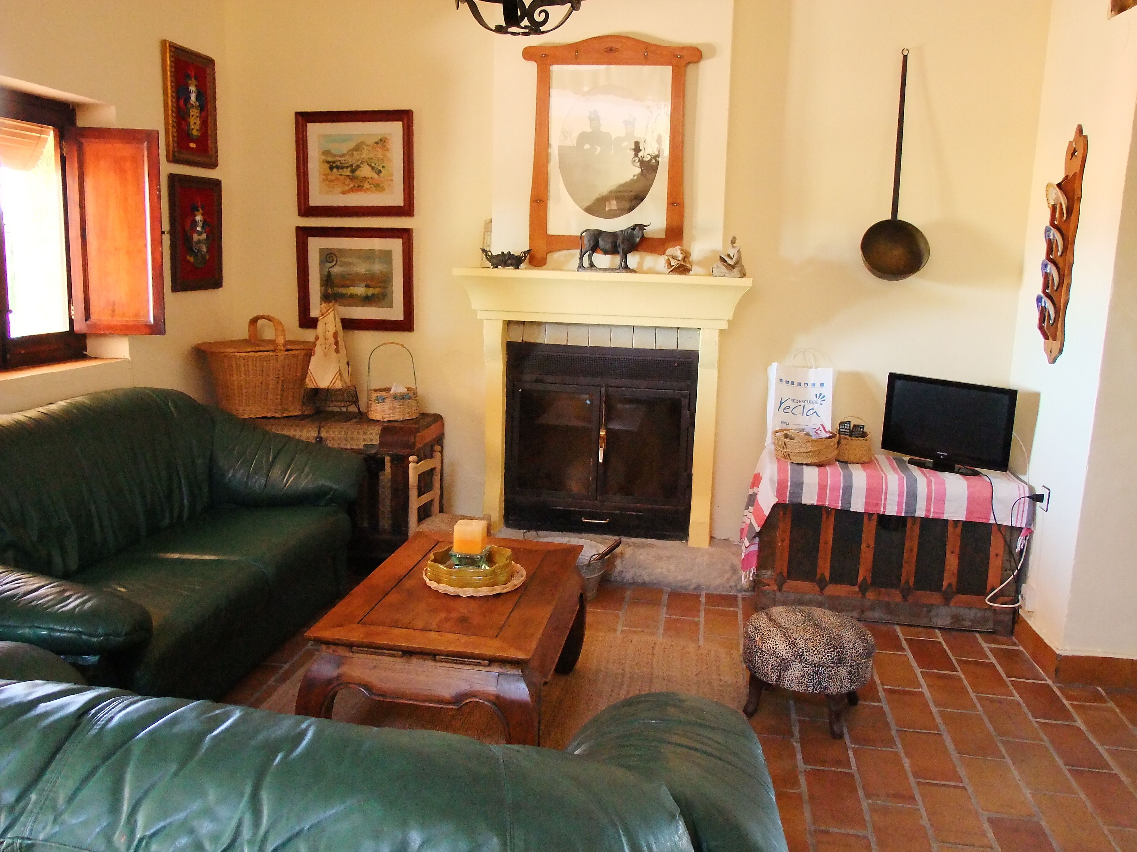 Een televisie, een open haard en boeken