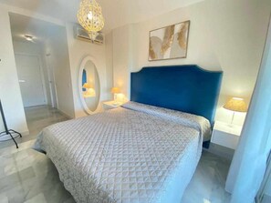 3 habitaciones, tabla de planchar con plancha y cuna de viaje 