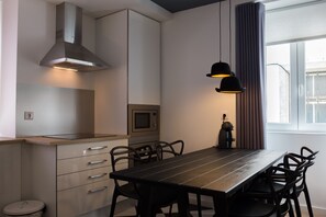 Four à micro-ondes, un four, surface de cuisson, lave-vaisselle