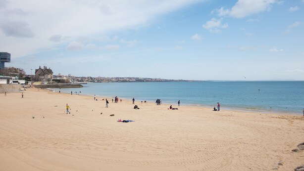 A wide sandy beach with people walking and relaxing. - Ocean Center Apartments - Ocean Green (Cascais)