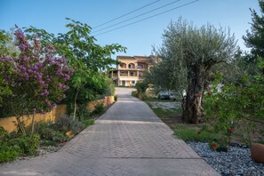 Property grounds - Family apartment with balcony & great views with shared swimming pool (Corfu)
