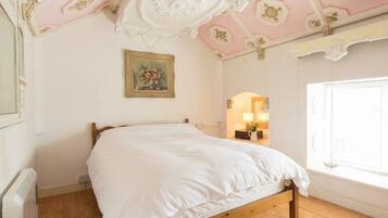 3 bedrooms, iron/ironing board, travel cot, free WiFi