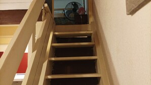 Una escalera con barandas de madera que lleva a una plataforma.