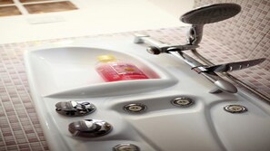 Sèche-cheveux, serviettes fournies, savon, shampoing